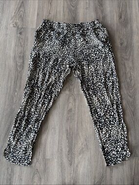 saltwater LUXE Black & Cream Abstract Print Capri pants